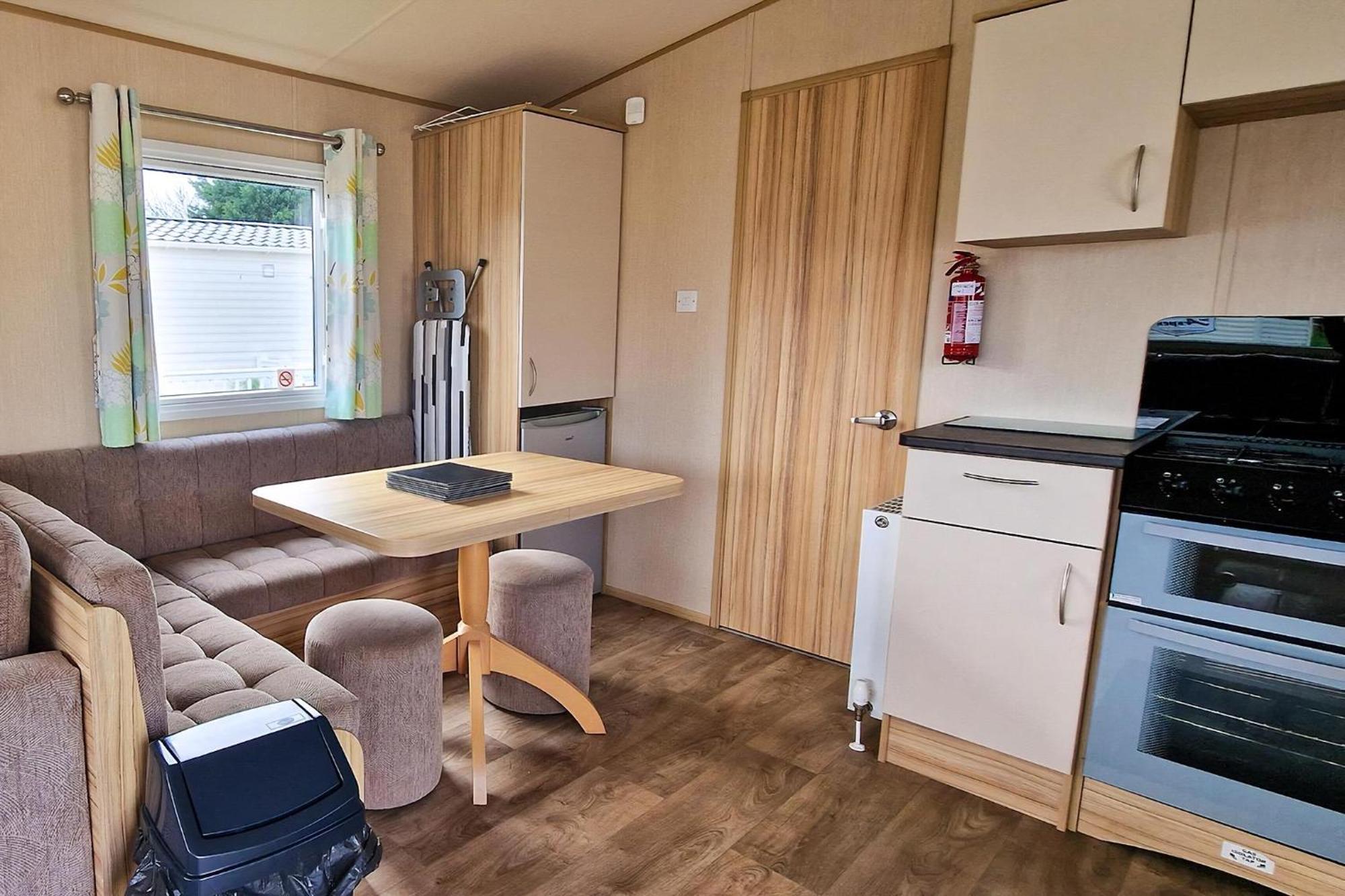 8 Berth Caravan For Hire At Manor Park Near To A Great Beach Ref 23041C Hunstanton Exterior photo