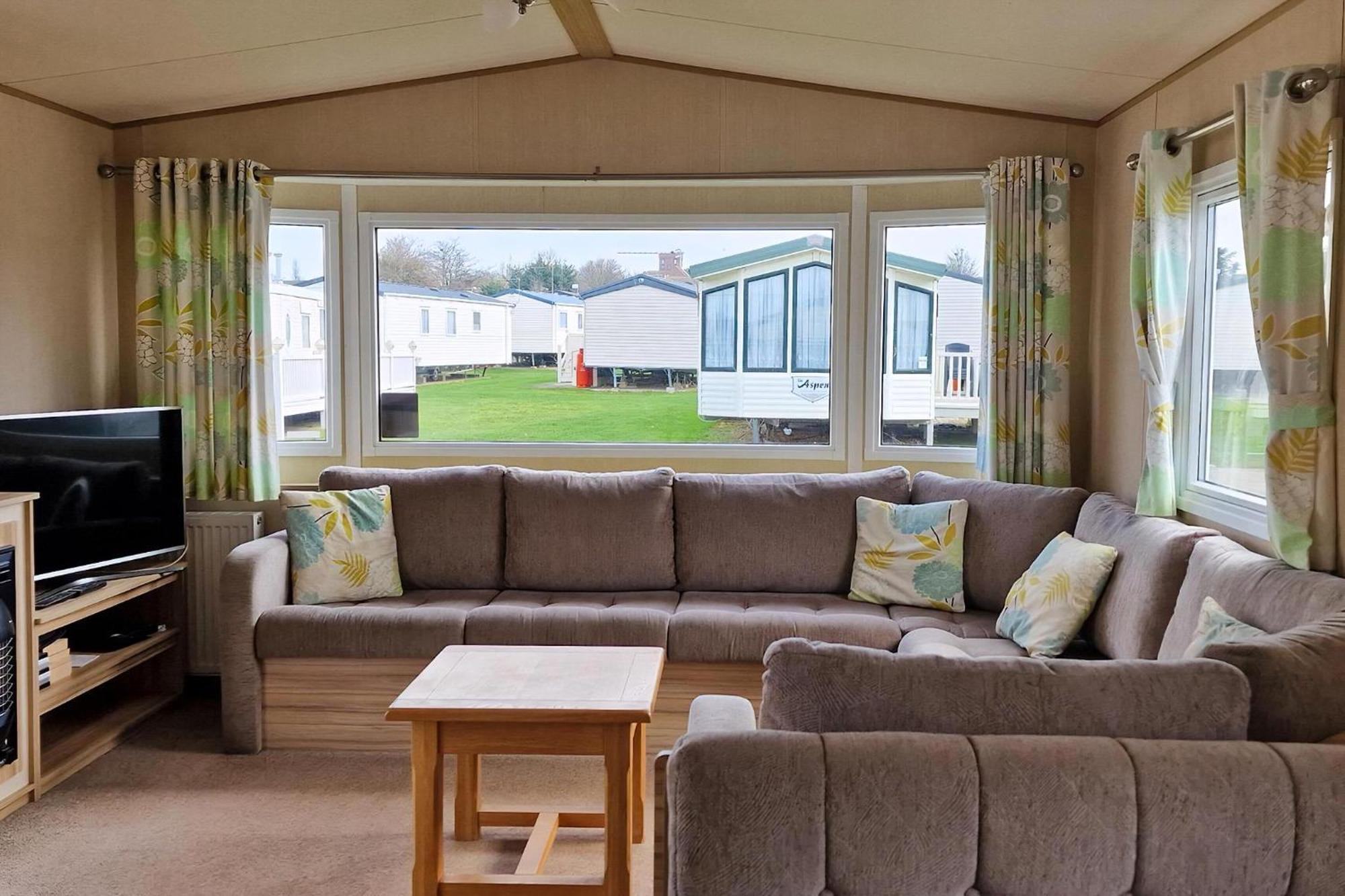 8 Berth Caravan For Hire At Manor Park Near To A Great Beach Ref 23041C Hunstanton Exterior photo