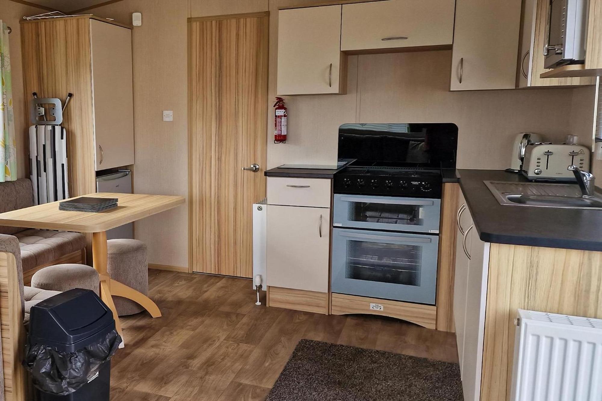 8 Berth Caravan For Hire At Manor Park Near To A Great Beach Ref 23041C Hunstanton Exterior photo