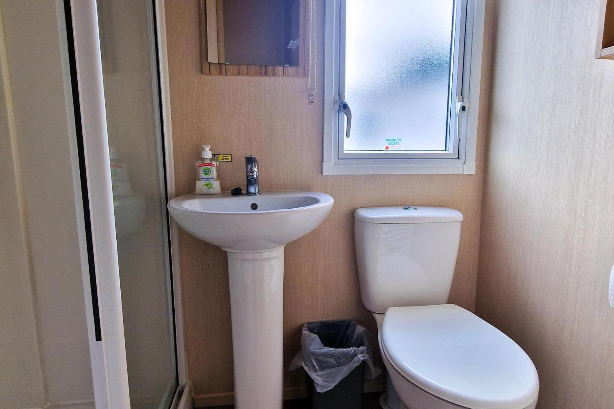 8 Berth Caravan For Hire At Manor Park Near To A Great Beach Ref 23041C Hunstanton Exterior photo