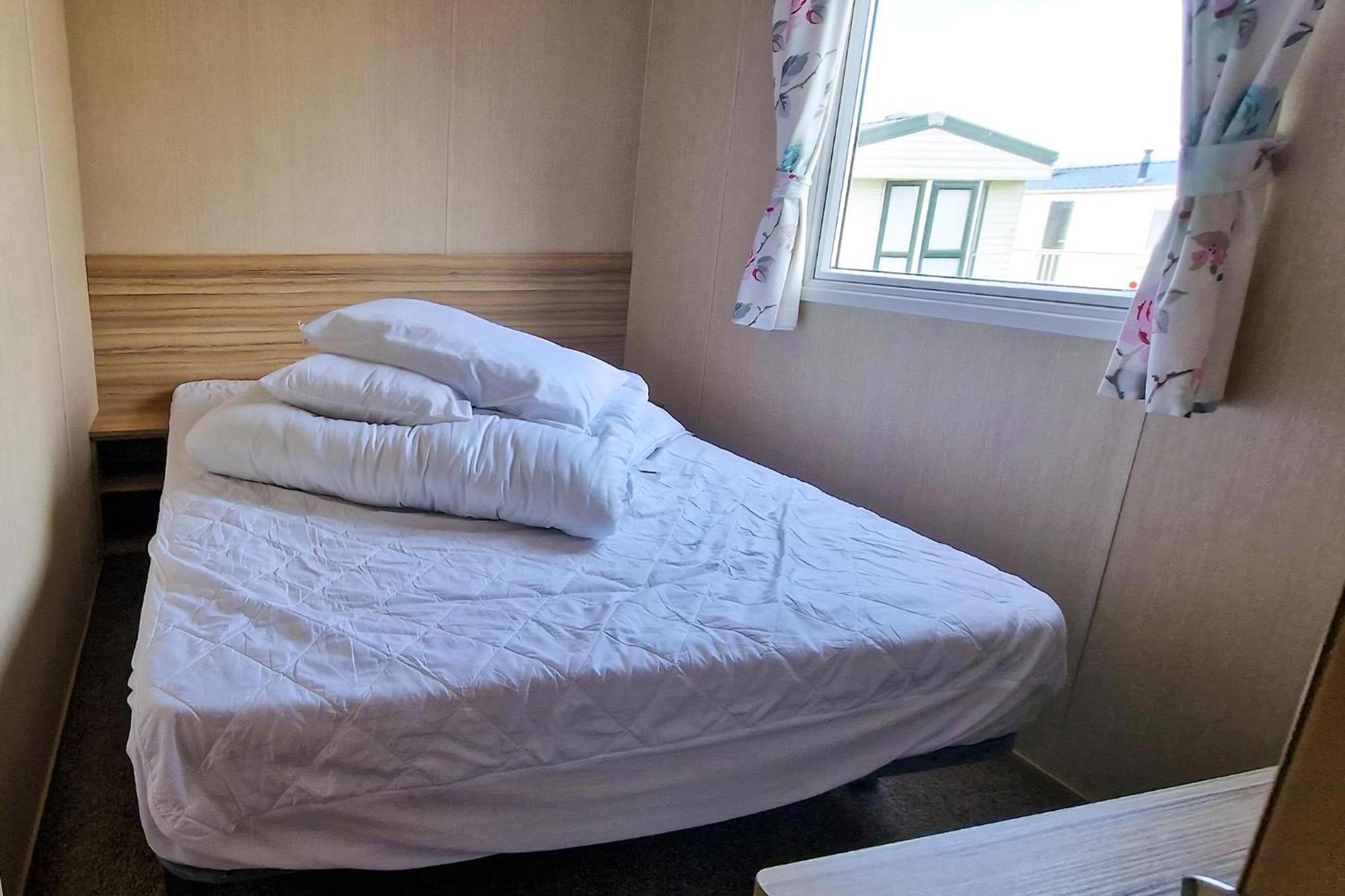 8 Berth Caravan For Hire At Manor Park Near To A Great Beach Ref 23041C Hunstanton Exterior photo