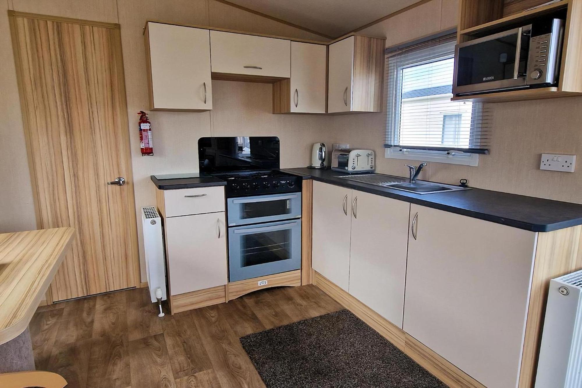 8 Berth Caravan For Hire At Manor Park Near To A Great Beach Ref 23041C Hunstanton Exterior photo